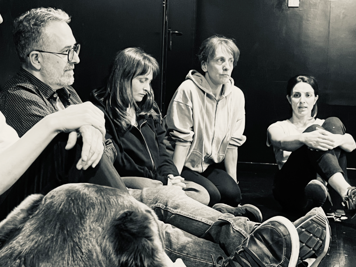 Con Helena Lanza, Anabel Maurín y Silvia Acosta. Ensayos La Dama Duende (2024)